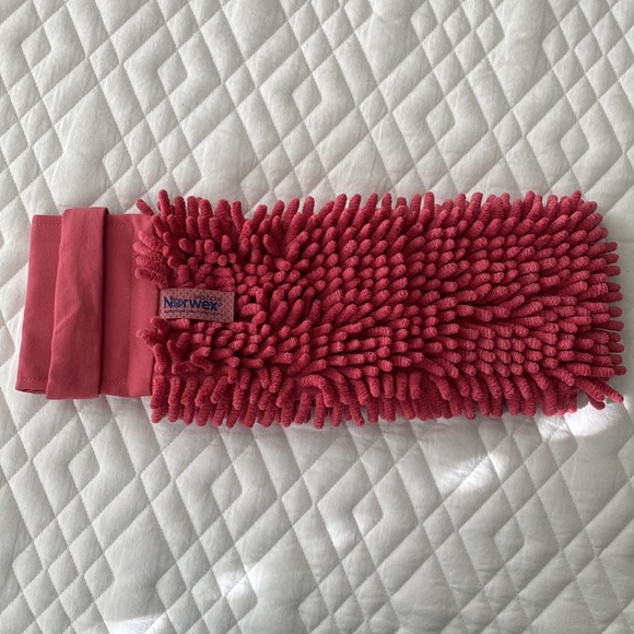 COPY - Pomegranate color Chenille Hand Towel w/BacLock by Norwex. BNWT - Picture 3 of 8